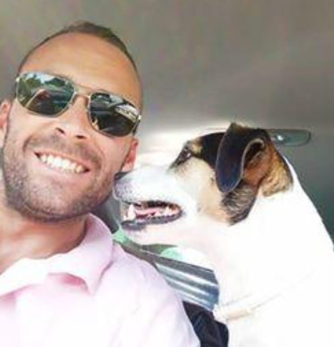 Cyril Cretin, fondateur d'AmiAnimal, avec Dex son Jack Russell Terrier